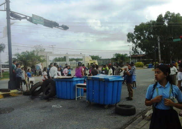 Estudiantes de la Udesur cerraron la avenida Universidad de San Carlos