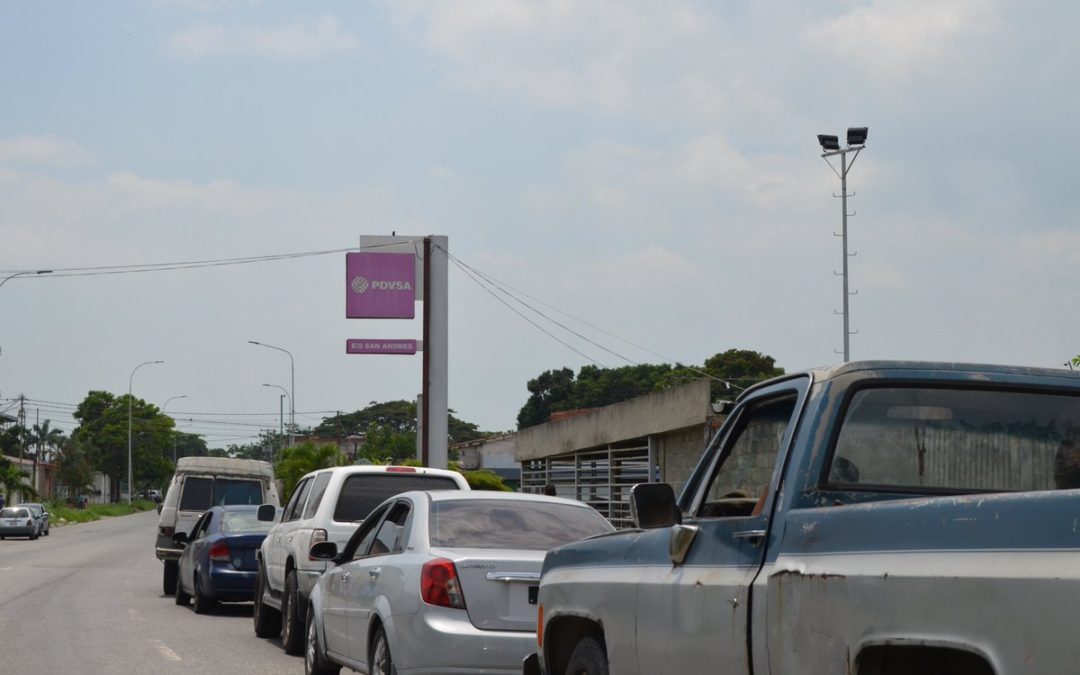 Hasta tres días permanecen usuarios en colas para surtir de gasolina en Portuguesa