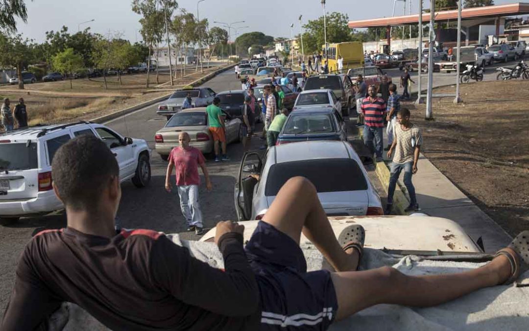 Escasez de gasolina en Venezuela deja un muerto