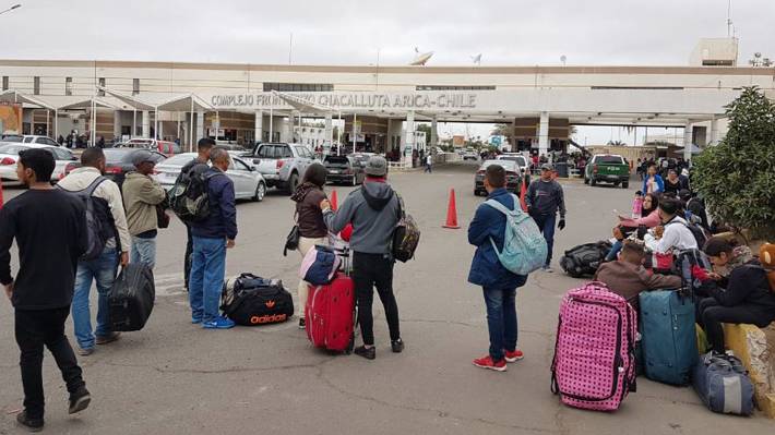 Venezolanos varados en frontera chilena deberán tramitar visa en Perú para ingresar