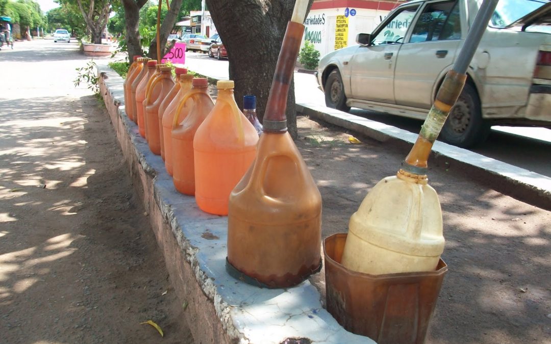 Cobro de gasolina en dólares se generaliza entre revendedores venezolanos