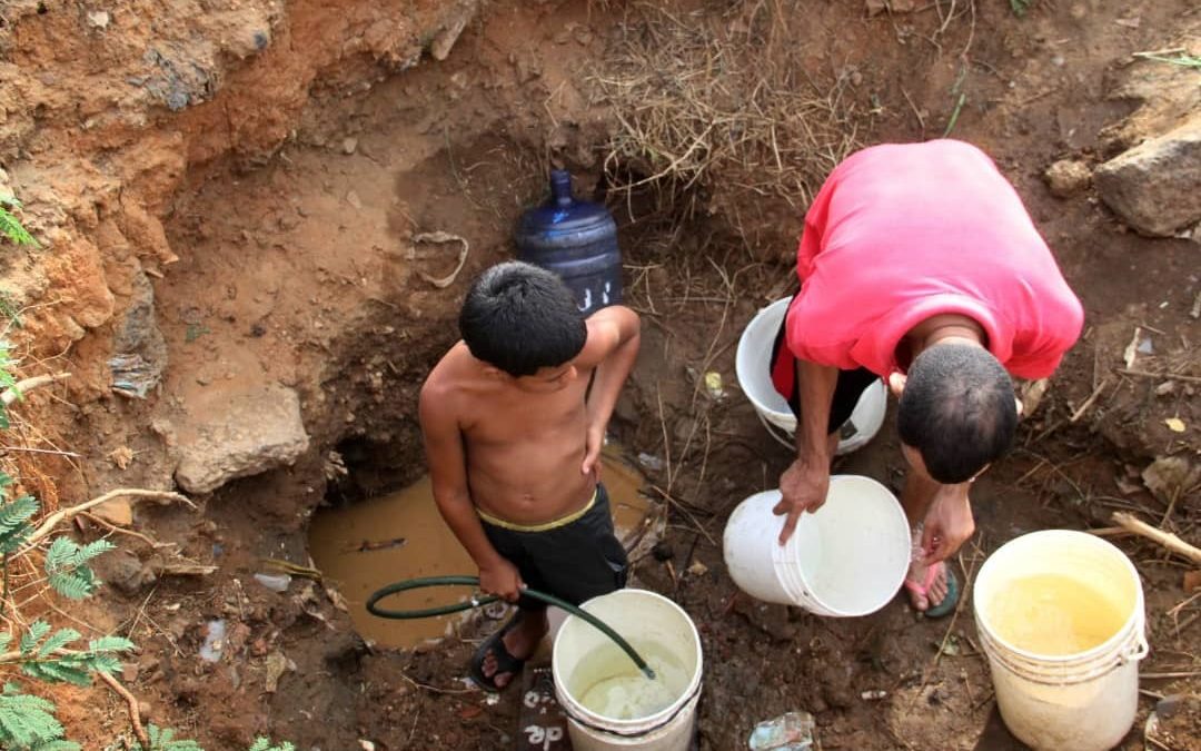 Marabinos no tienen agua ni para cepillarse los dientes, tampoco el bolsillo da para comprarla