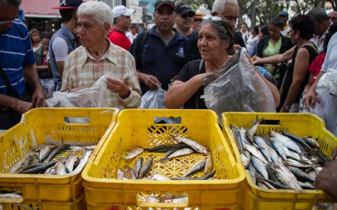 Venezolanos hacen milagros para comprar pescado y cumplir con las tradiciones de Semana Santa