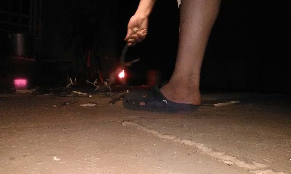 Zulianos se alumbran con mechurrios de gas doméstico, pese al peligro que implica