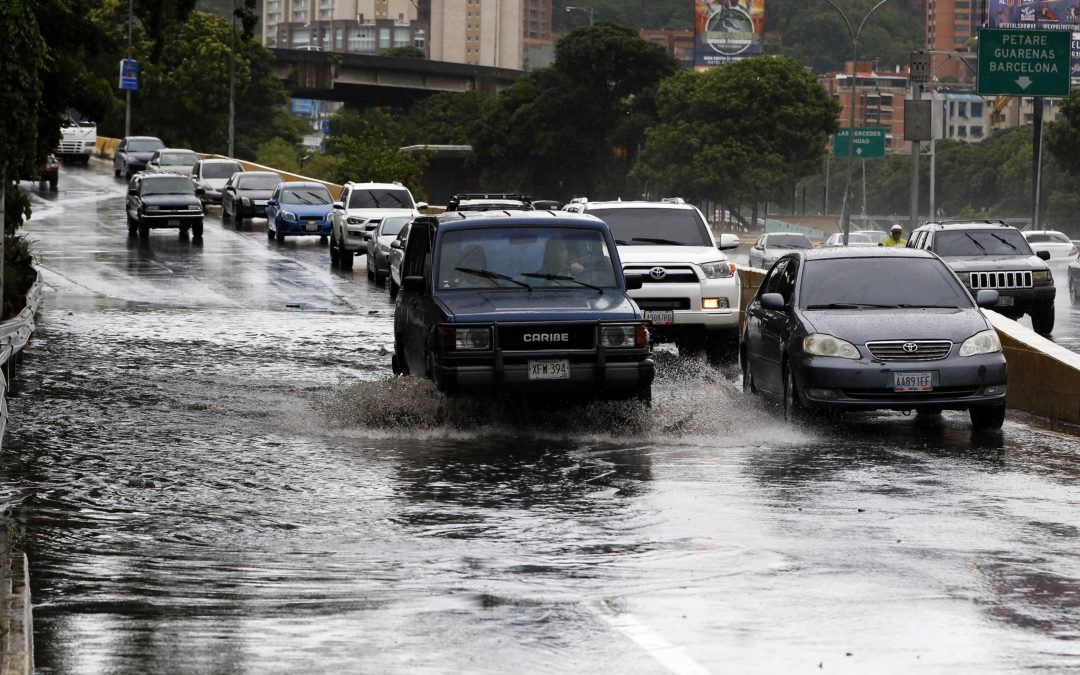 Falta de mantenimiento en el sistema de drenaje colapsa vías de Caracas apenas llueve