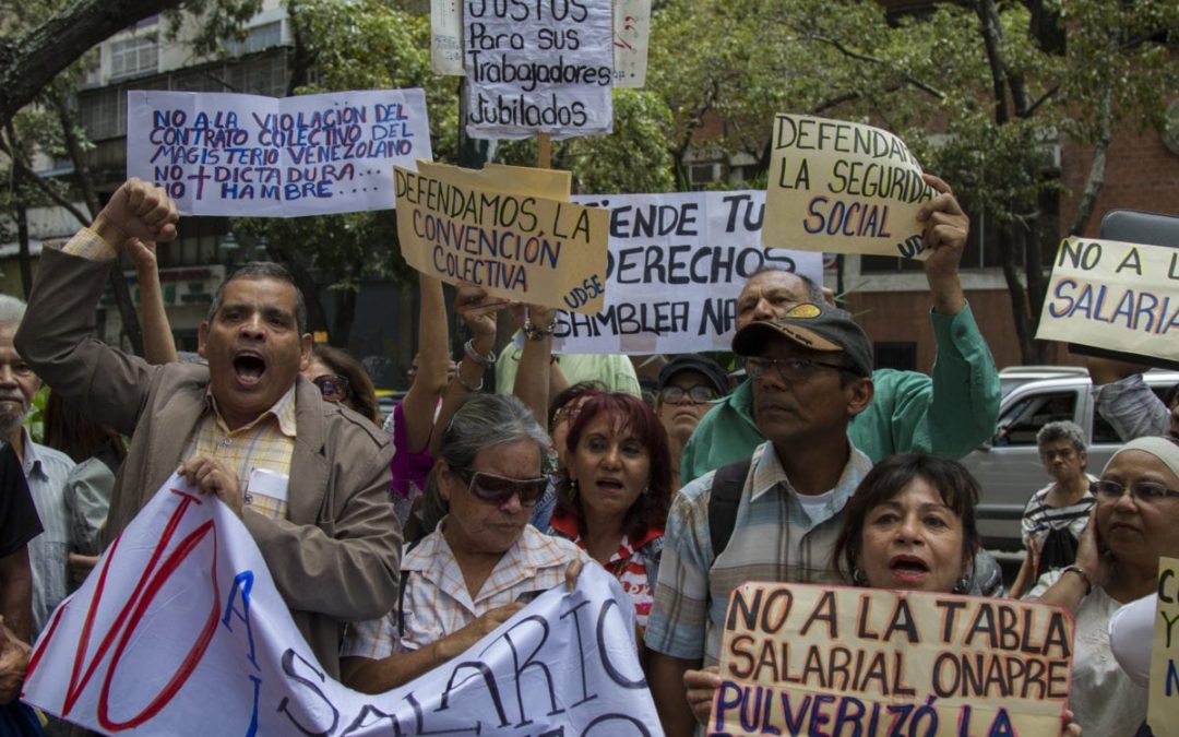 Empleados públicos en Venezuela sobreviven con sueldos vergonzosos