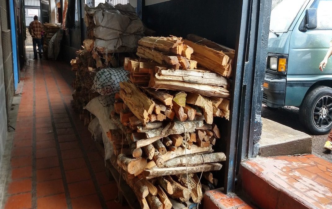 Compra de agua, leña y bombona bachaqueada dispara gastos mensuales del hogar