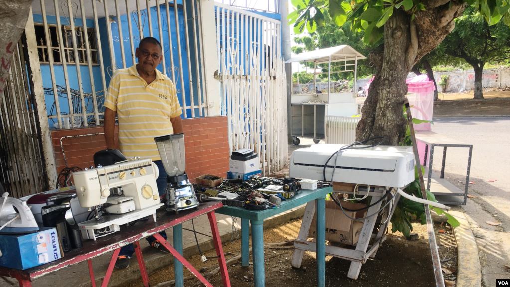 Venezolanos venden sus pertenencias frente a sus casas para poder comer