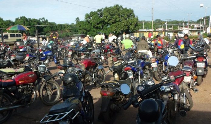 Cinco horas de cola aún pagando la gasolina en dólares