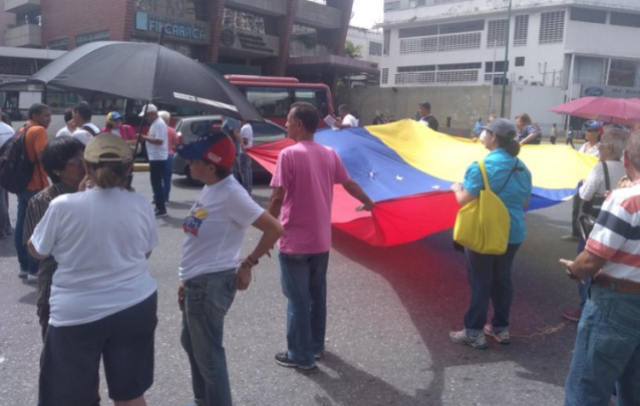 Vecinos de Los Ruices protestan por fallas de los servicios básicos