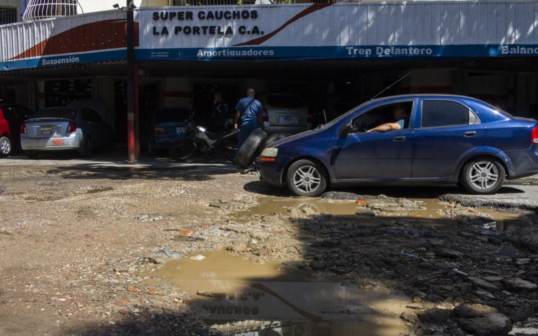 Vecinos de la Gran Caracas no reciben soluciones para botes de aguas negras en sus comunidades