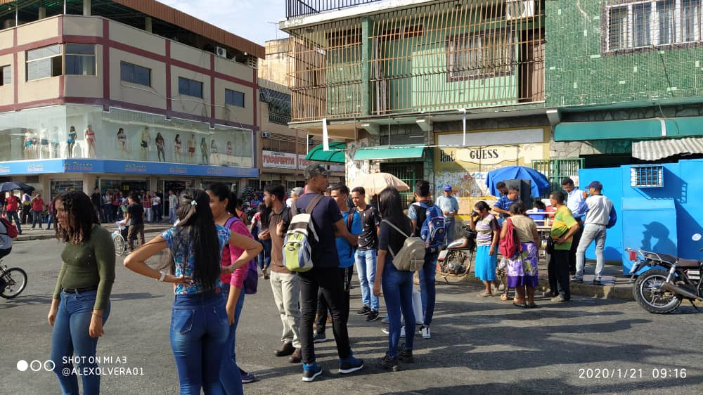 Estudiantes de la Unellez cierran San Carlos por falta de transporte