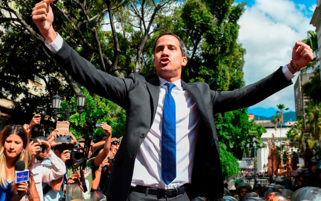 Pese a colectivos y GN Guaidó ingresó a la AN y juró como presidente encargado