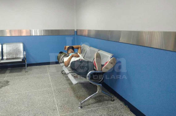 Médicos de Lara se ven obligados atienden a los pacientes en sillones