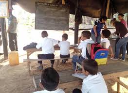 Niños de Barinas reciben clases en escuela con techo de plástico