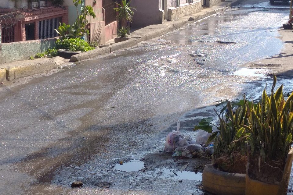 En La Pastora se enteran que llega al agua cuando ésta corre libremente por la calle