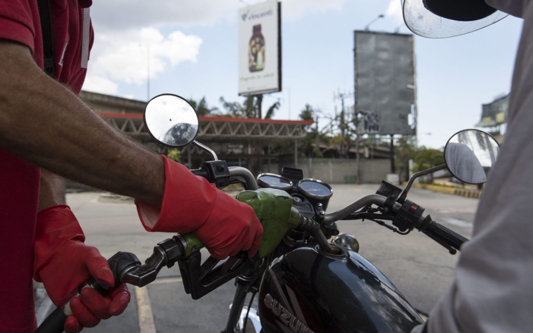 La improvisación fue la constante en primer día de venta de gasolina a nuevo precio