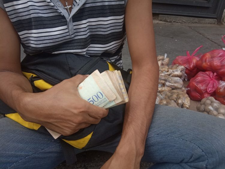 Comerciantes en Valera se niegan a recibir billetes de Bs.