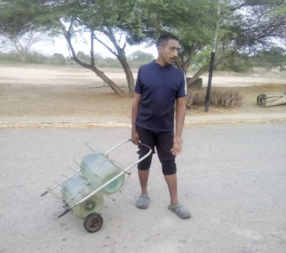 En Clarines caminan cuatro kilómetros diariamente para surtirse de agua