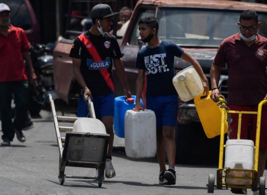 Venezolanos protestan porque organismos estatales no sueltan ni una gota de agua