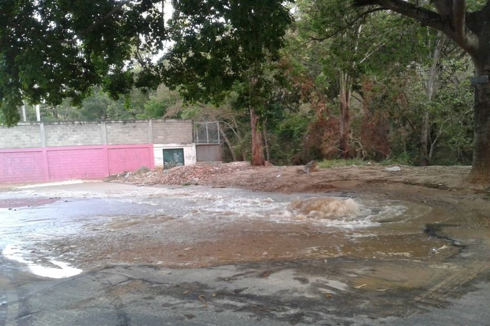 En Caricuao el agua se bota por la calle mientras en las casas están secos