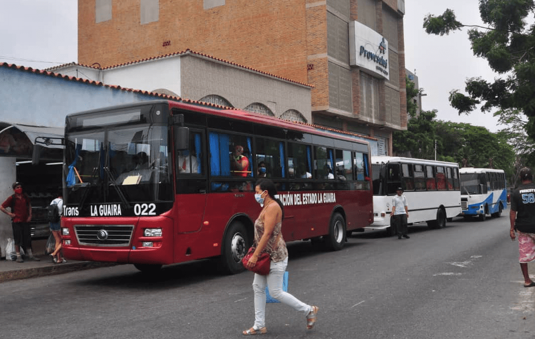 Hasta 60.000 bolívares cobran a pasajeros de Vargas para subir a Caracas