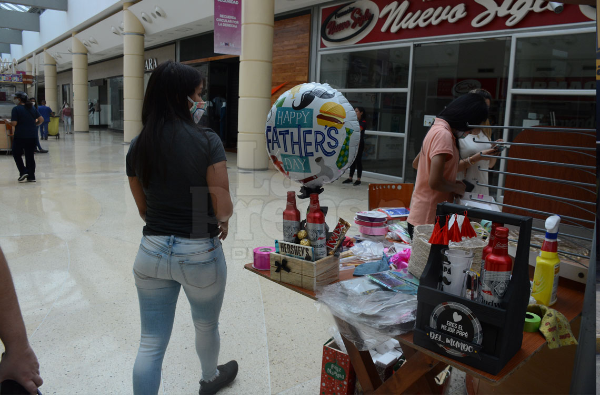 Por altos costos regalos para papá se quedarán en los comercios