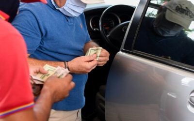 Entre 3 y 5 dólares revenden el litro de gasolina en Bolívar