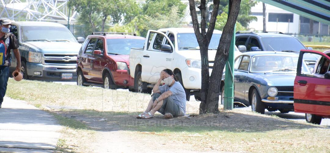 La vida de los venezolanos se va en hacer largas colas