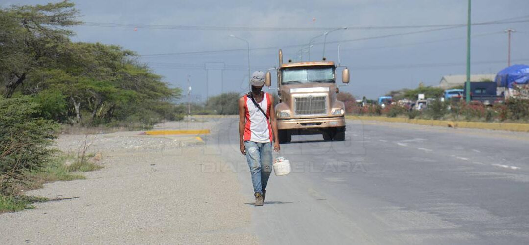 En Lara caminan largos trechos para poder llegar a sus destinos