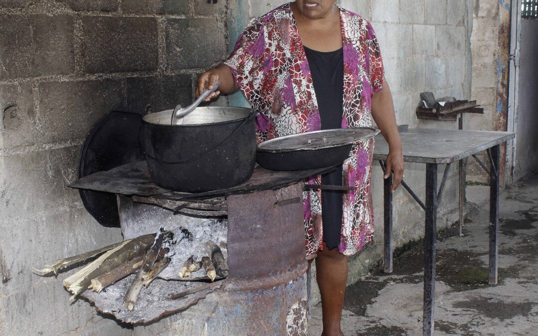 Sigue la crisis del gas: Familias en Aragua improvisan fogones para cocinar sus alimentos