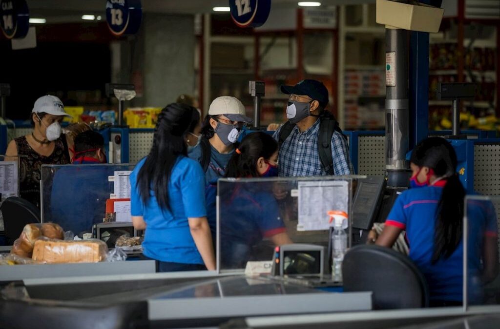 Regulación para las compras despierta el fantasma de la escasez en Venezuela