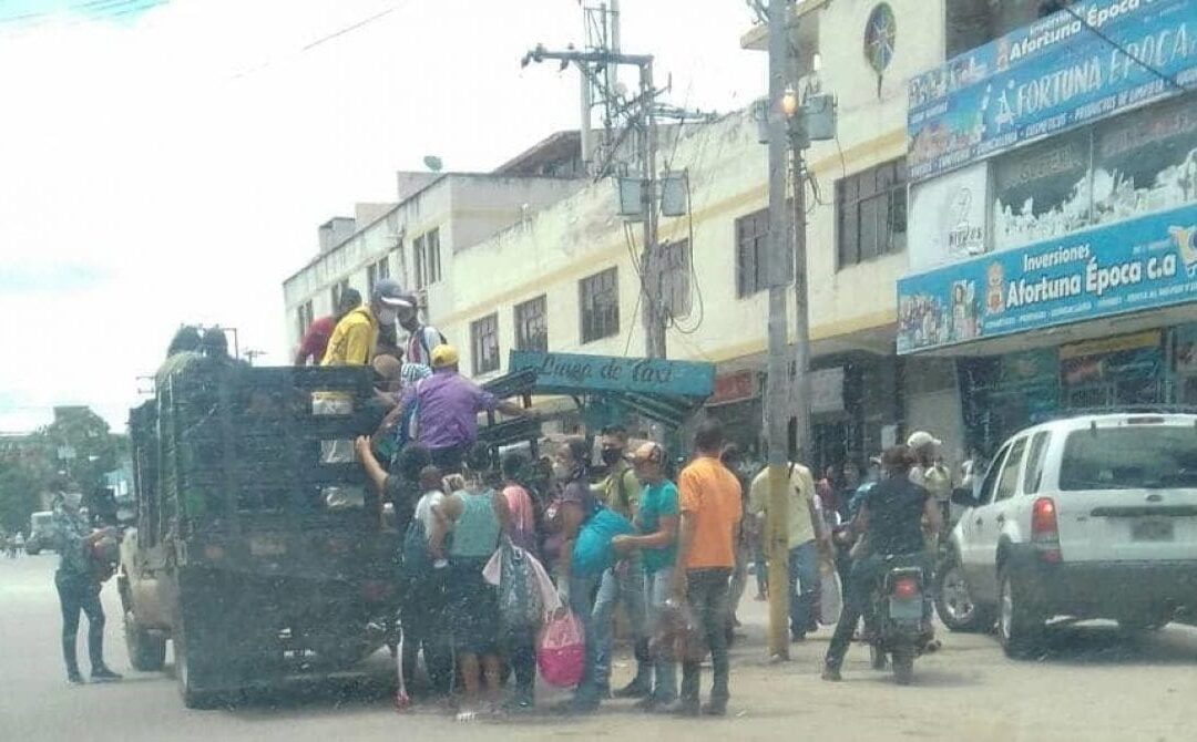 En camiones para ganado y hasta en tractores se movilizan ciudadanos en Aragua