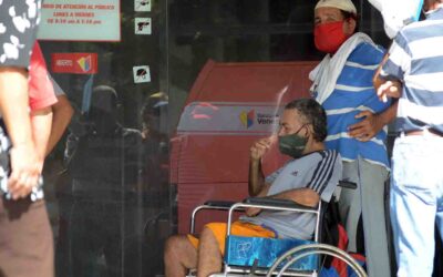 En Maturín inician diciembre en colas de gasolineras y entidades bancarias