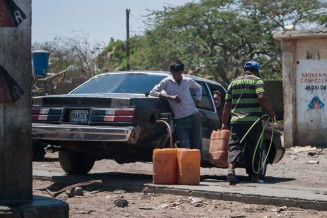 Hasta tres dólares por litro cobran gasolina bachaqueada en las regiones