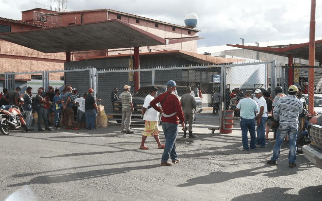 Colas para echar gasolina en Barquisimeto pueden durar hasta un mes