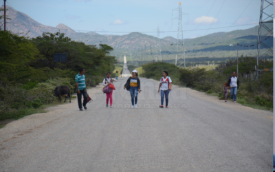 Larenses hacen largas caminatas para poder comprar alimentos