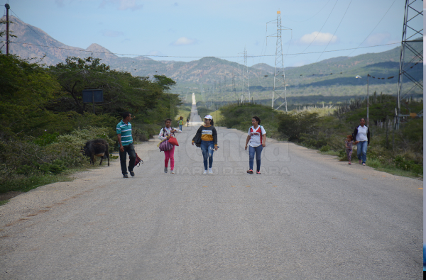 Larenses hacen largas caminatas para poder comprar alimentos