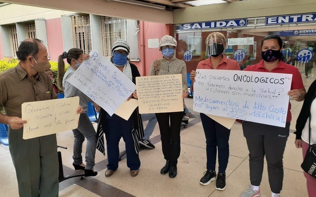 Pacientes oncológicos duermen en el seguro social de San Cristóbal a la espera de medicinas de alto costo