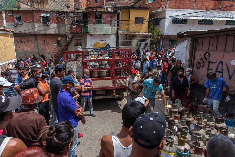 En La Vega recurren al préstamo de bombonas para sortear la escasez de gas