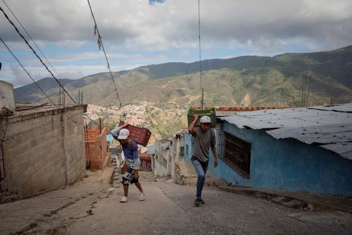 Venezolanos vuelven a la época colonial y transforman el trueque para resistir a la crisis