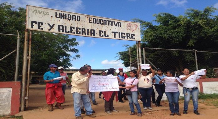 Casi un año llevan cocinando a leña en Fe y Alegría de El Tigre