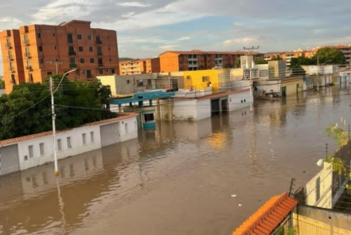 Aumento en el nivel de los ríos Neverí y Aragüita mantiene Barcelona inundada