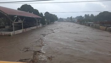 Vecina de Morón: “El agua entró en forma de ola marrón, no nos dio tiempo de nada”