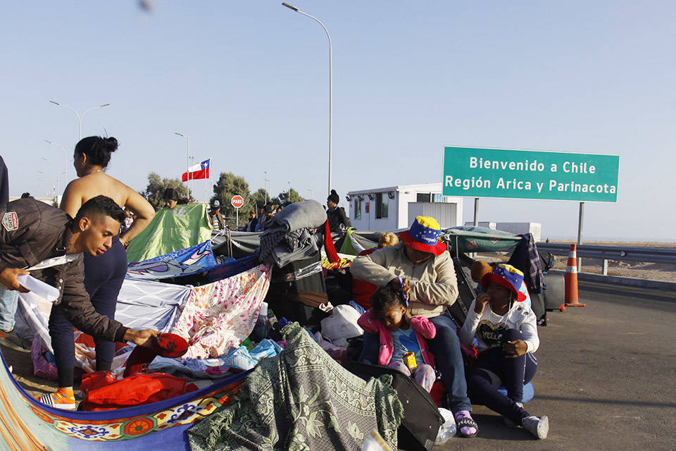 Chile retoma expulsión de migrantes pese a críticas internacionales