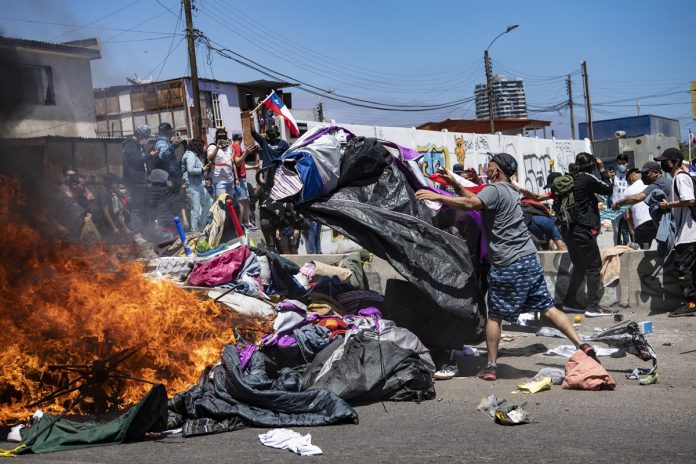 Detuvieron a tres personas involucradas en ataque a migrantes venezolanos en Chile