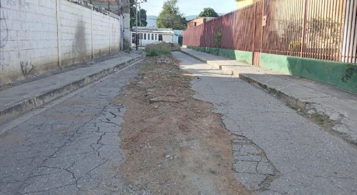Las calles de Pueblo Nuevo en Barquisimeto parecen un campo de batalla