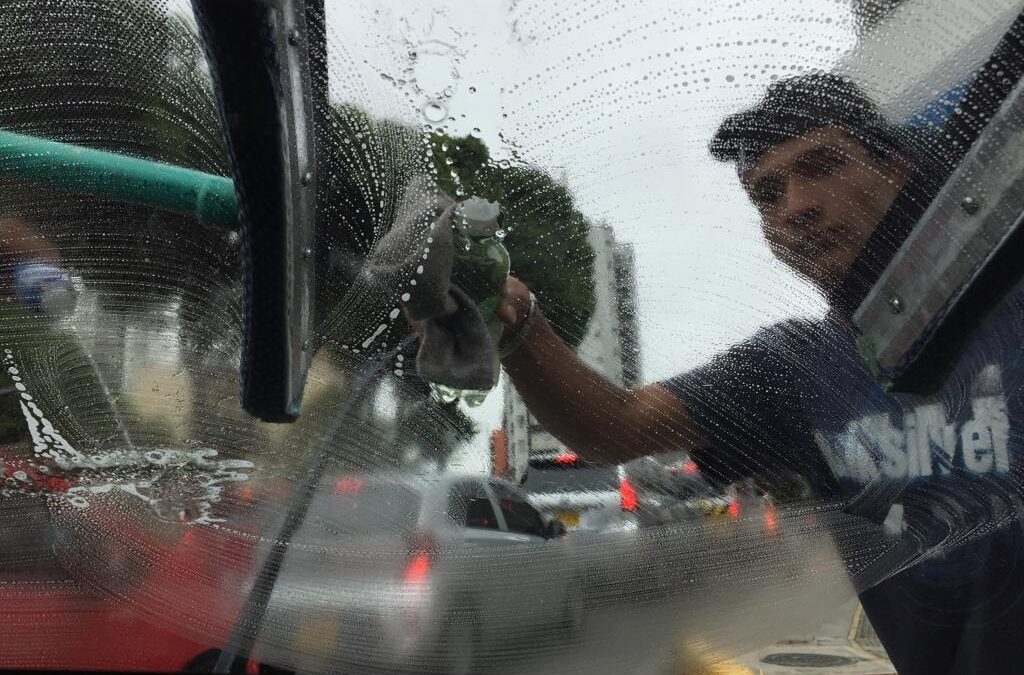 Jóvenes y adultos se ganan la vida limpiando vidrios en semáforos