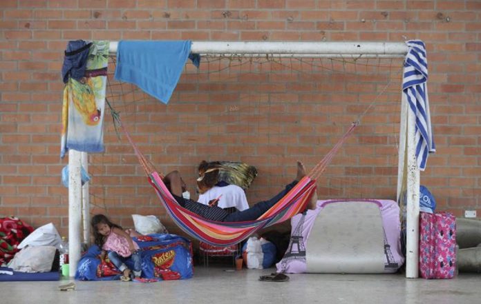 En chinchorros duermen cientos de venezolanos que se refugian en Colombia