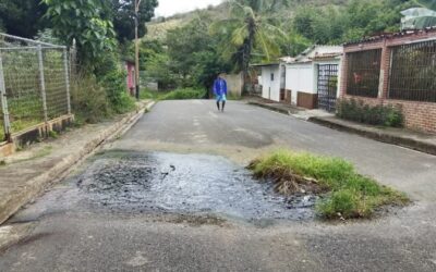 Vecinos denuncian desbordamiento de aguas servidas en Carúpano